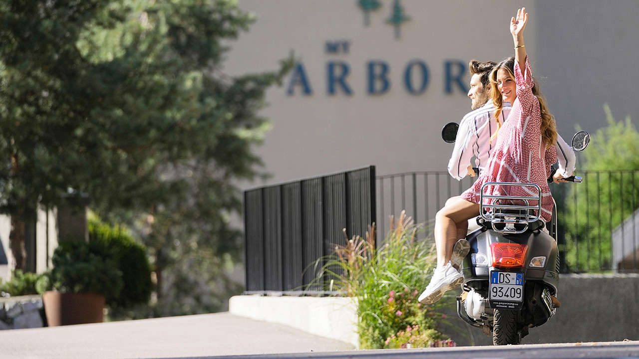 Couple sur une Vespa Mon Arbor Plose Wellness Hotel