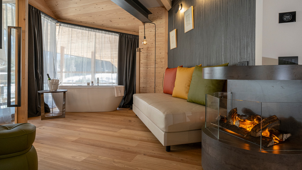 Salle de séjour avec cheminée et baignoire Locanda degli Artisti Canazei