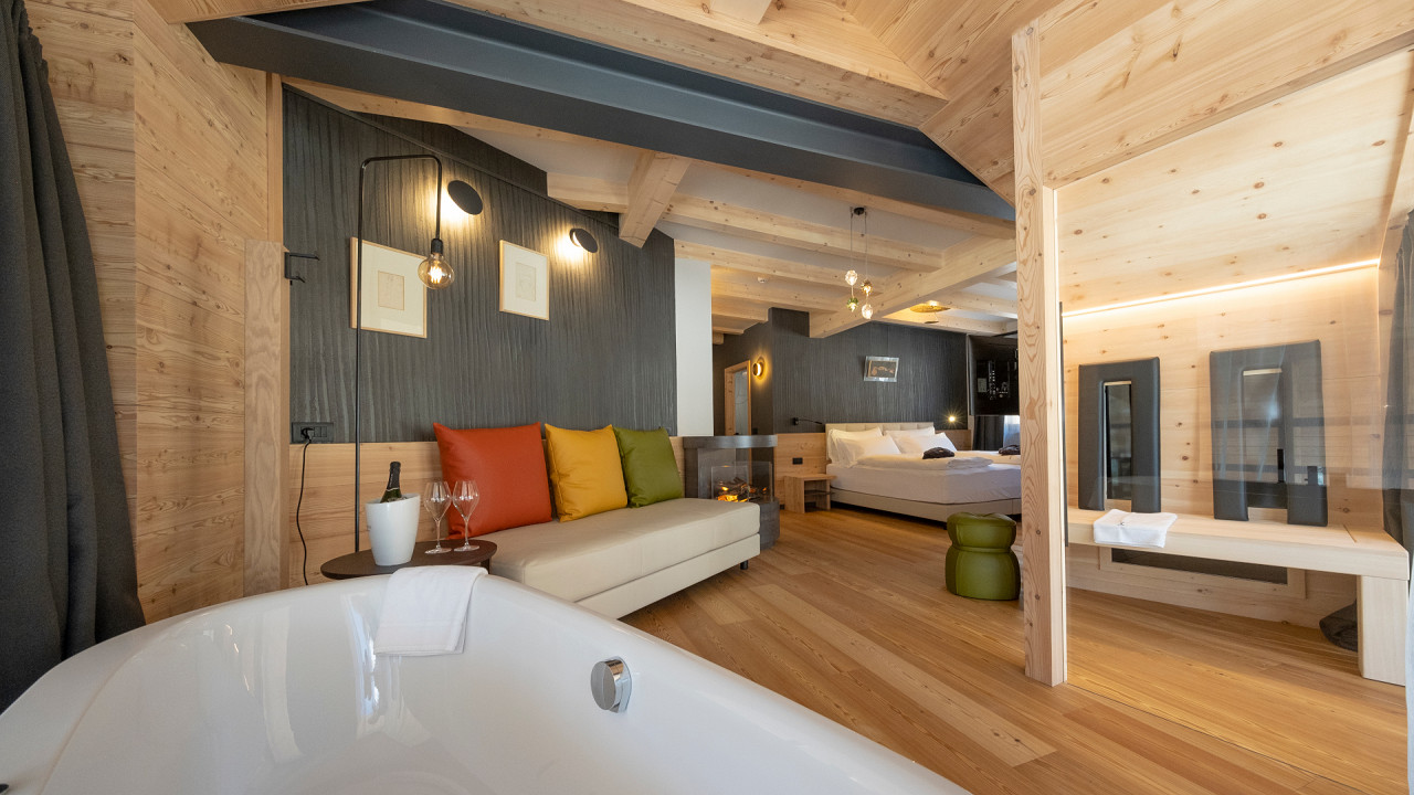 Chambre avec baignoire et canapé Locanda degli Artisti Canazei