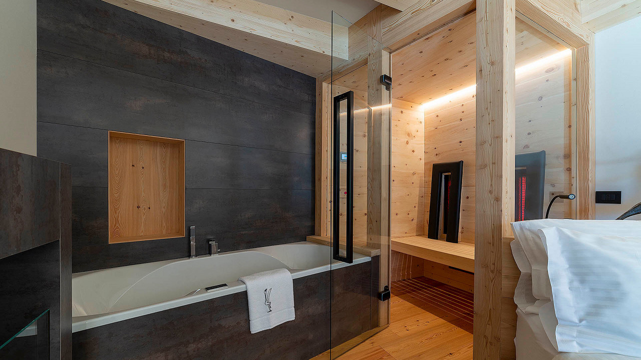 Baignoire avec sauna dans la chambre Locanda degli Artisti Canazei
