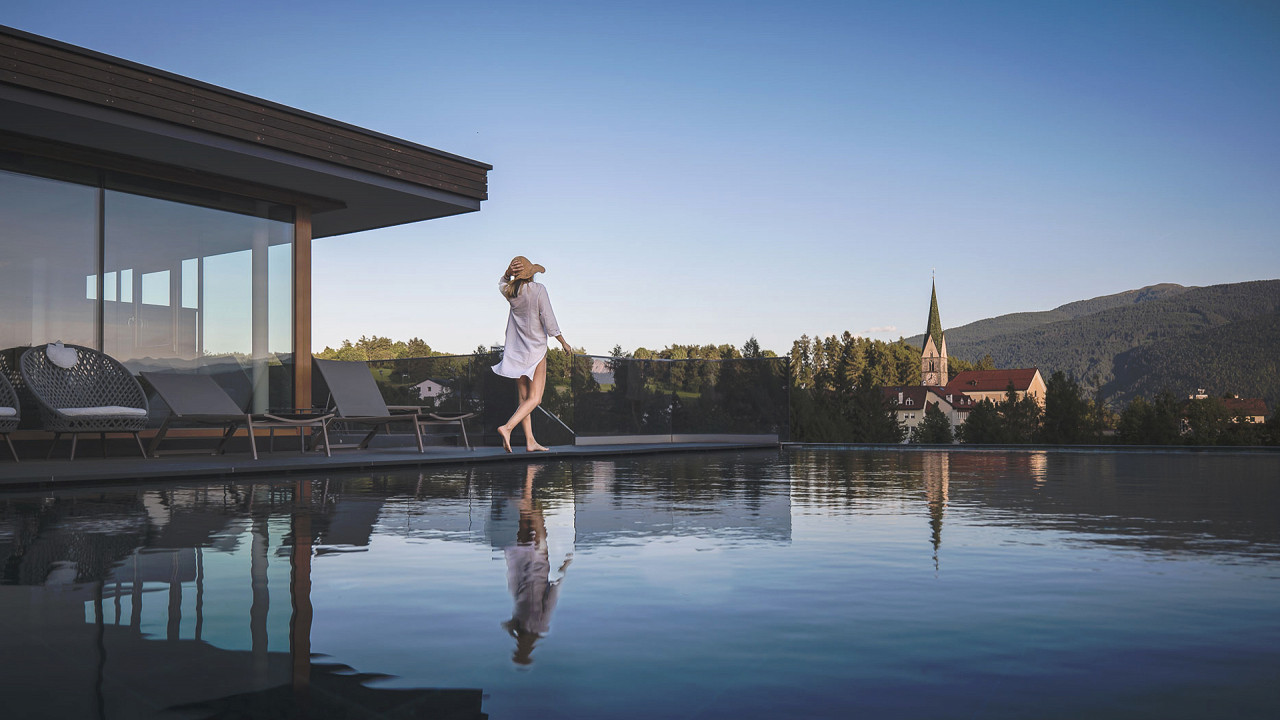 Ragazza bordo piscina TERENTNERHOF active lifestyle hotel