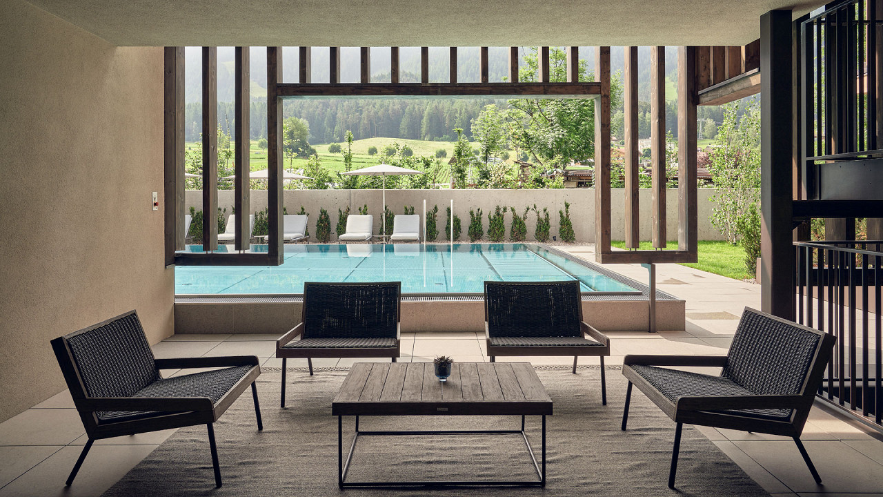 Area relax estate con vista su piscina Falkensteiner Hotel Kronplatz