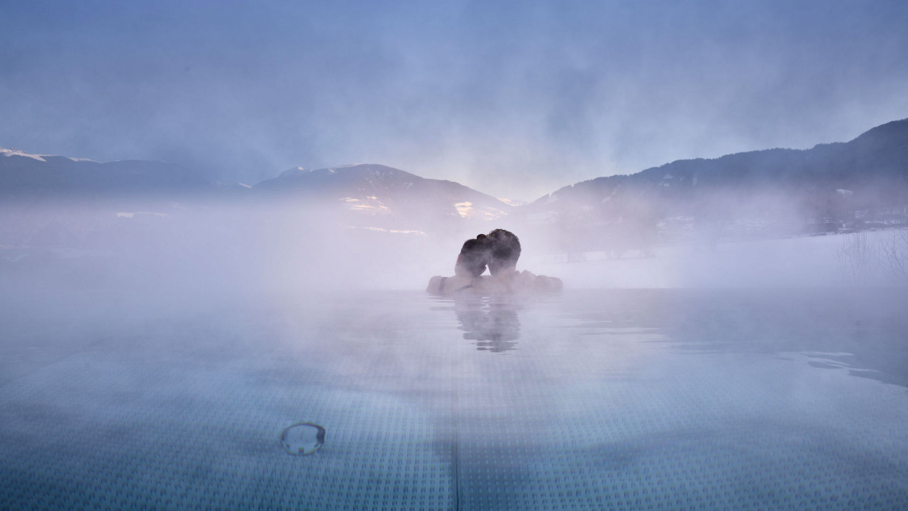 Piscina sul tetto in inverno Falkensteiner Hotel Kronplatz