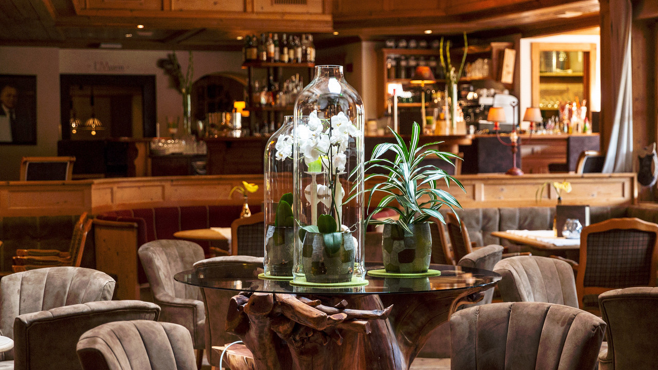 Tavoli in legno con poltrone Hotel Fanes