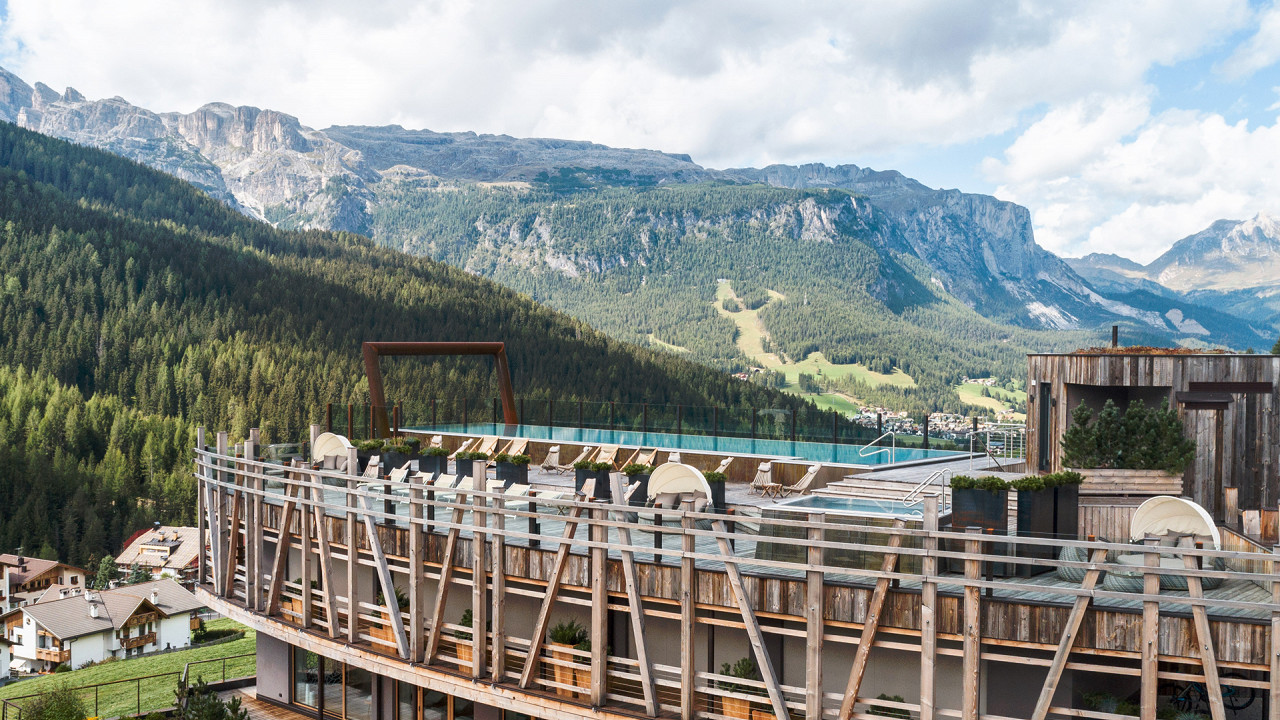 Struttura legno piscina esterna Hotel Fanes