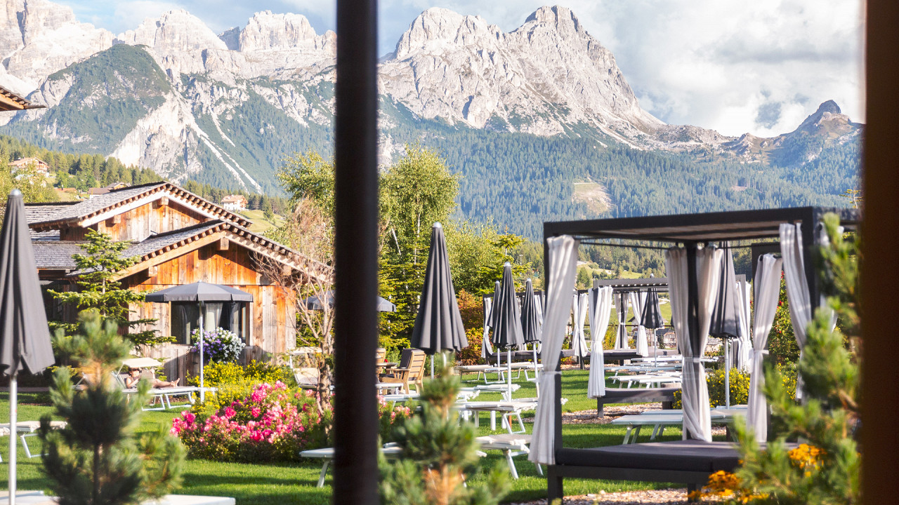 Giardino esterno Hotel Fanes