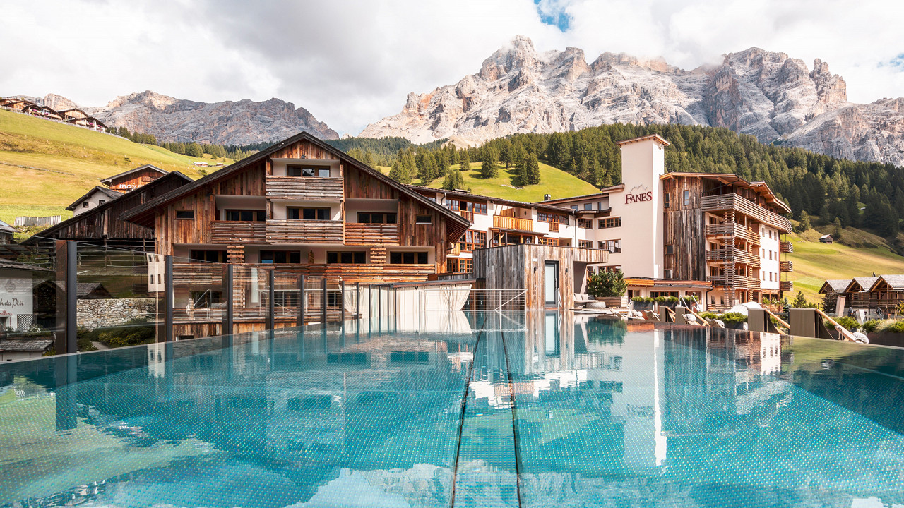 Piscina esterna vista Dolomiti Hotel Fanes