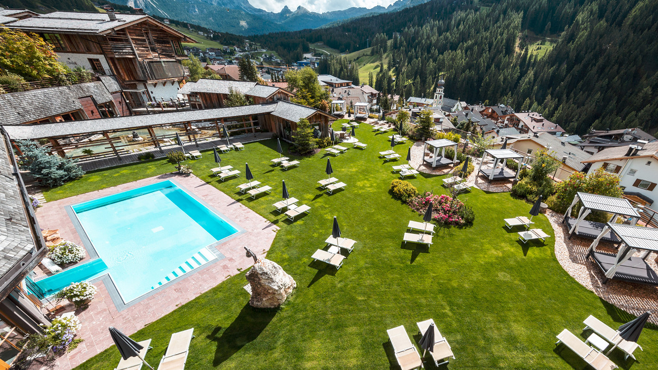 Giardino esterno con piscine e sdrai Hotel Fanes
