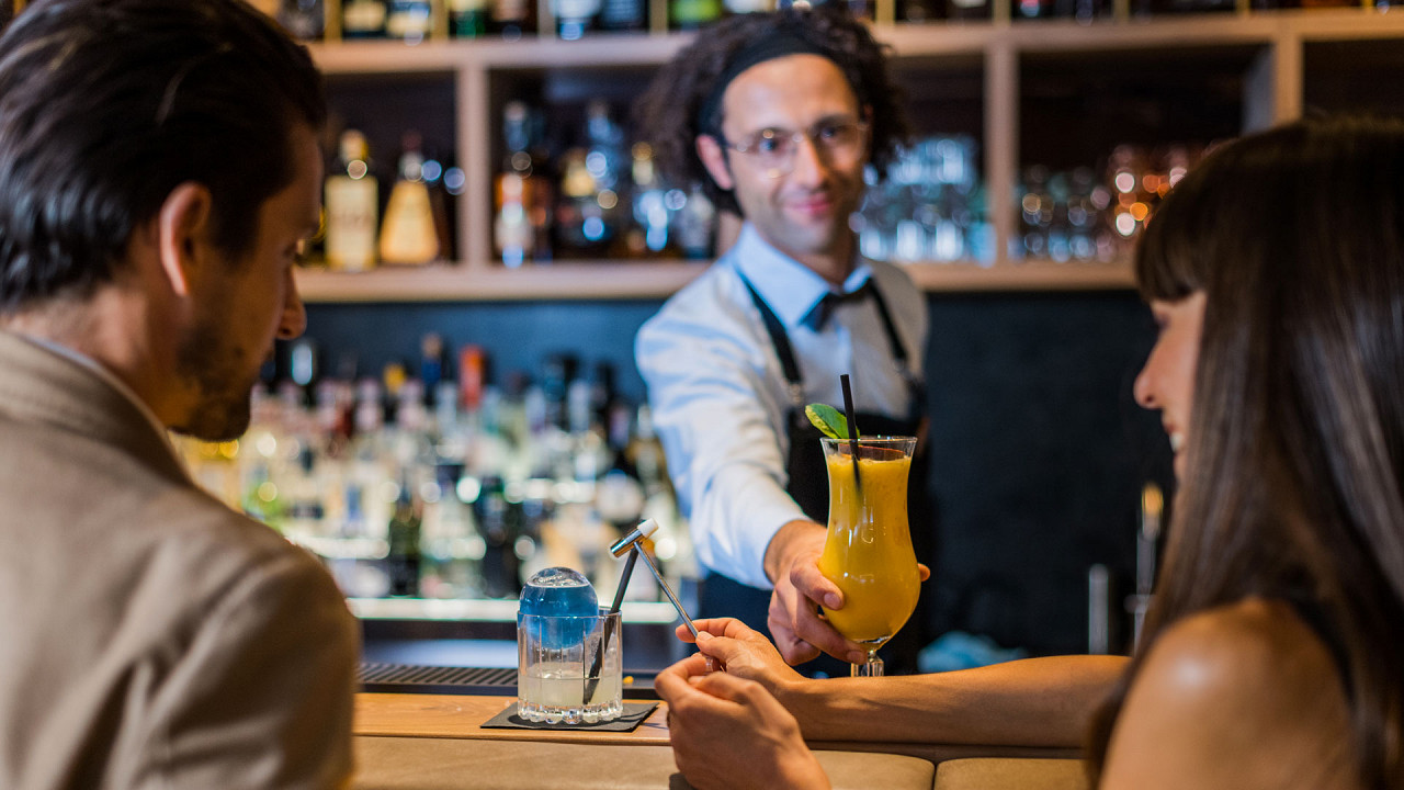 Coppia al bar Alpen Tesitin