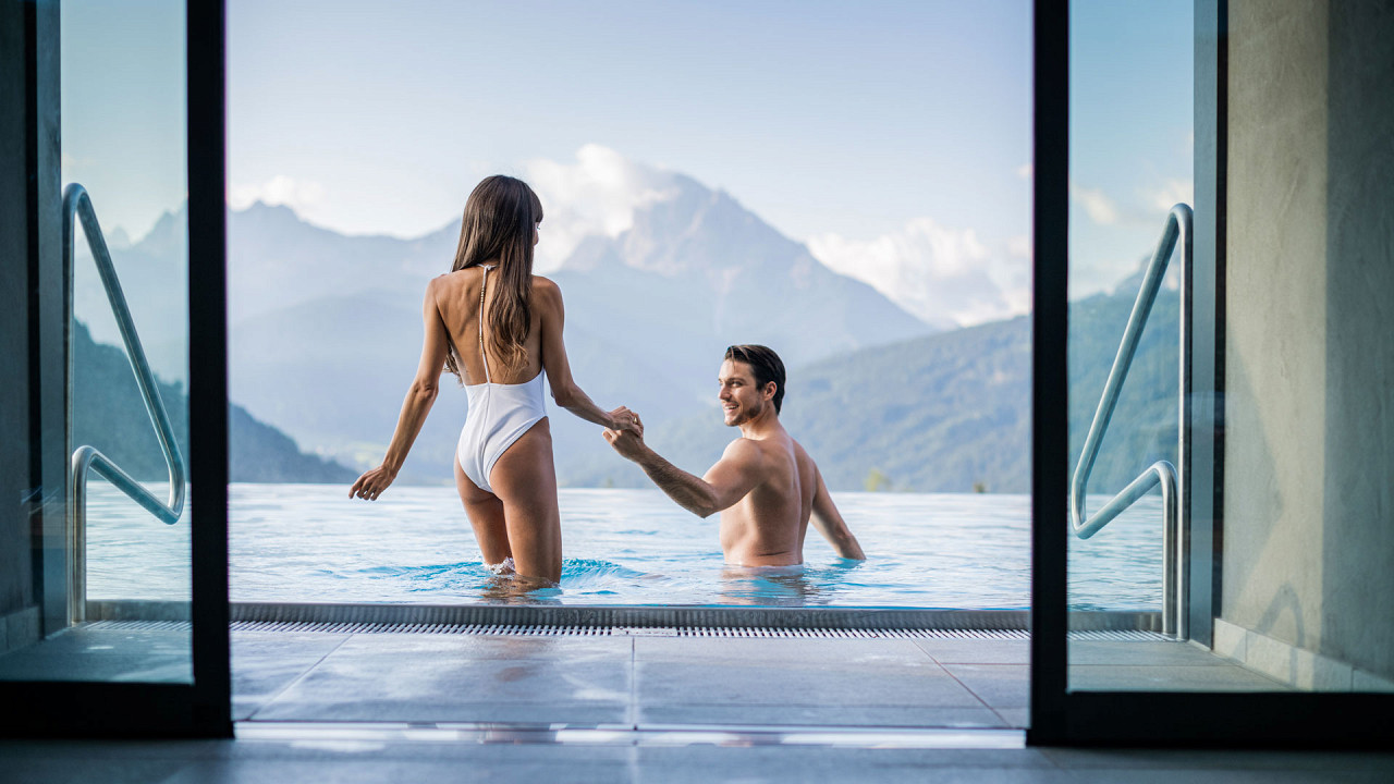 Coppia in piscina Alpen Tesitin