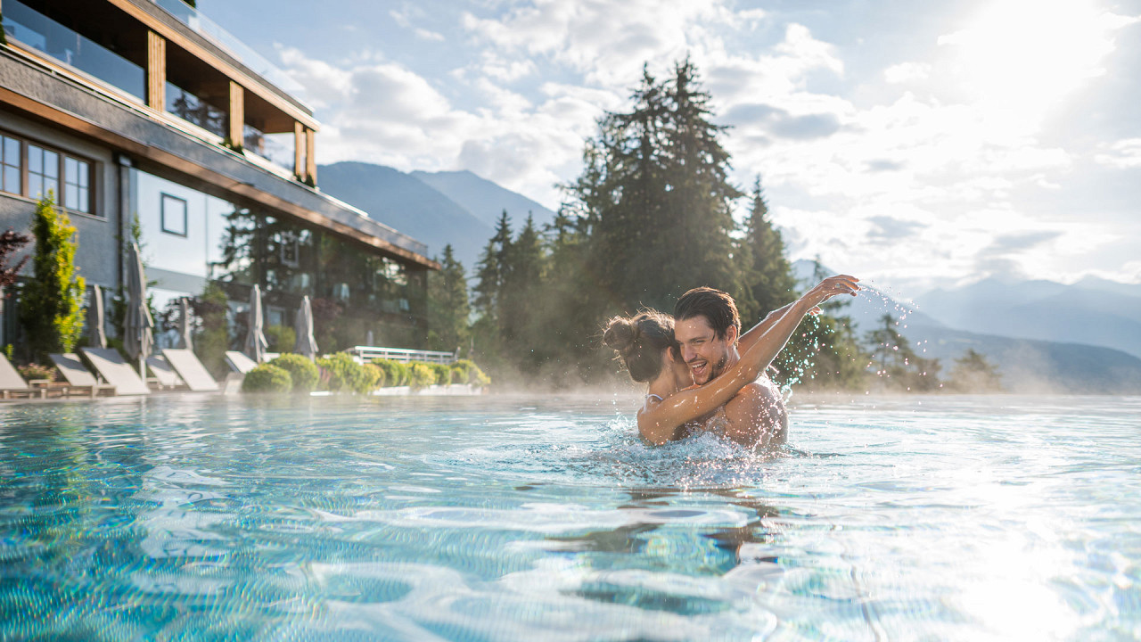 Coppia in piscina esterna Alpen Tesitin