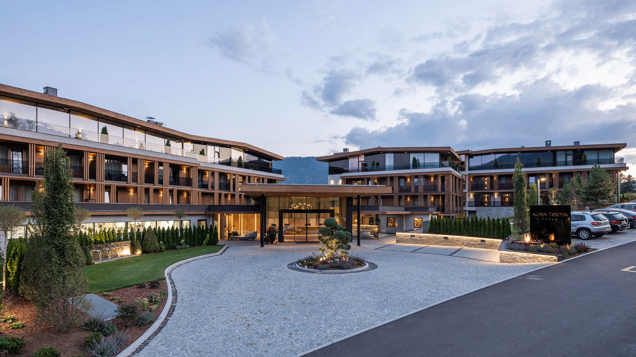 Esterno serale Alpen Tesitin