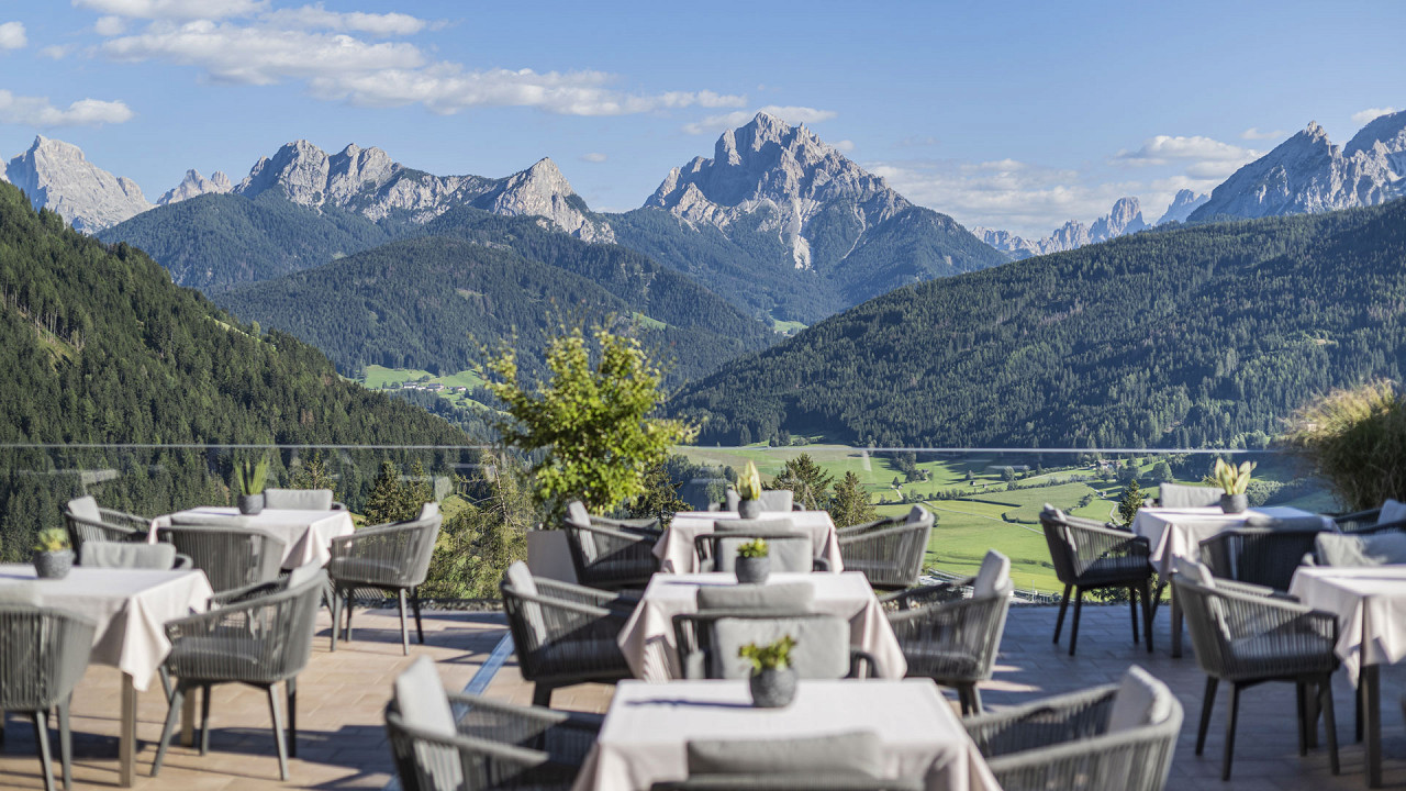 Terrazza esterna con tavoli vista Dolomiti Alpen Tesitin