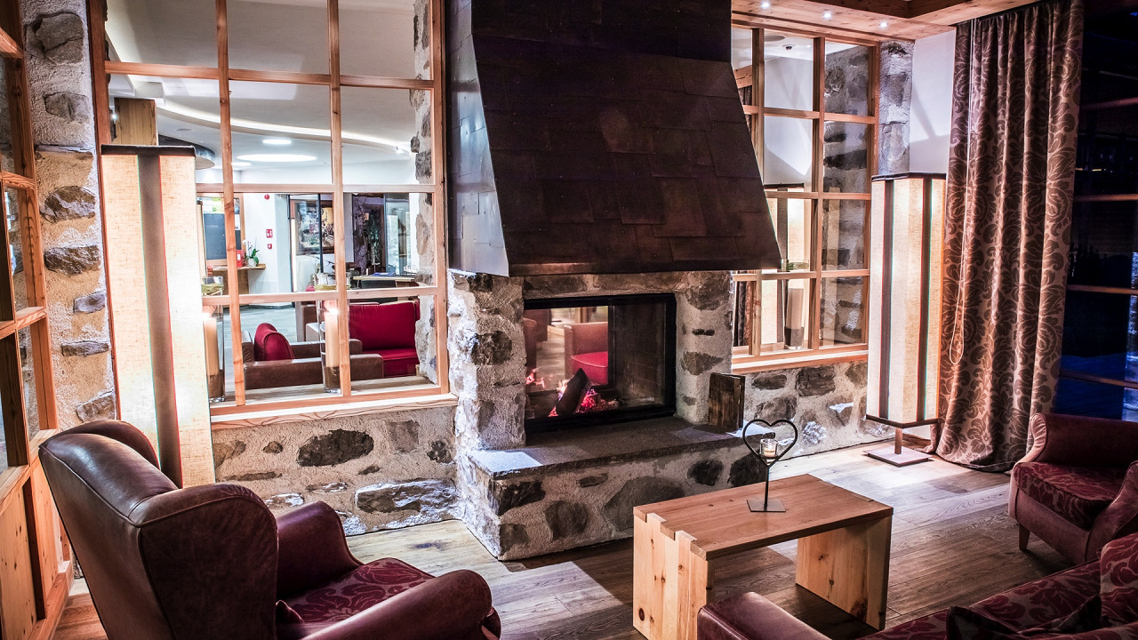 Innenraum mit Kamin Tirler Hotel Seiser Alm
