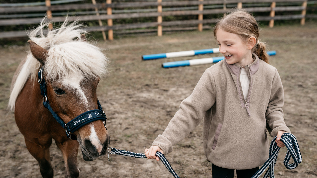 Bambina con pony Hotel Familiamus