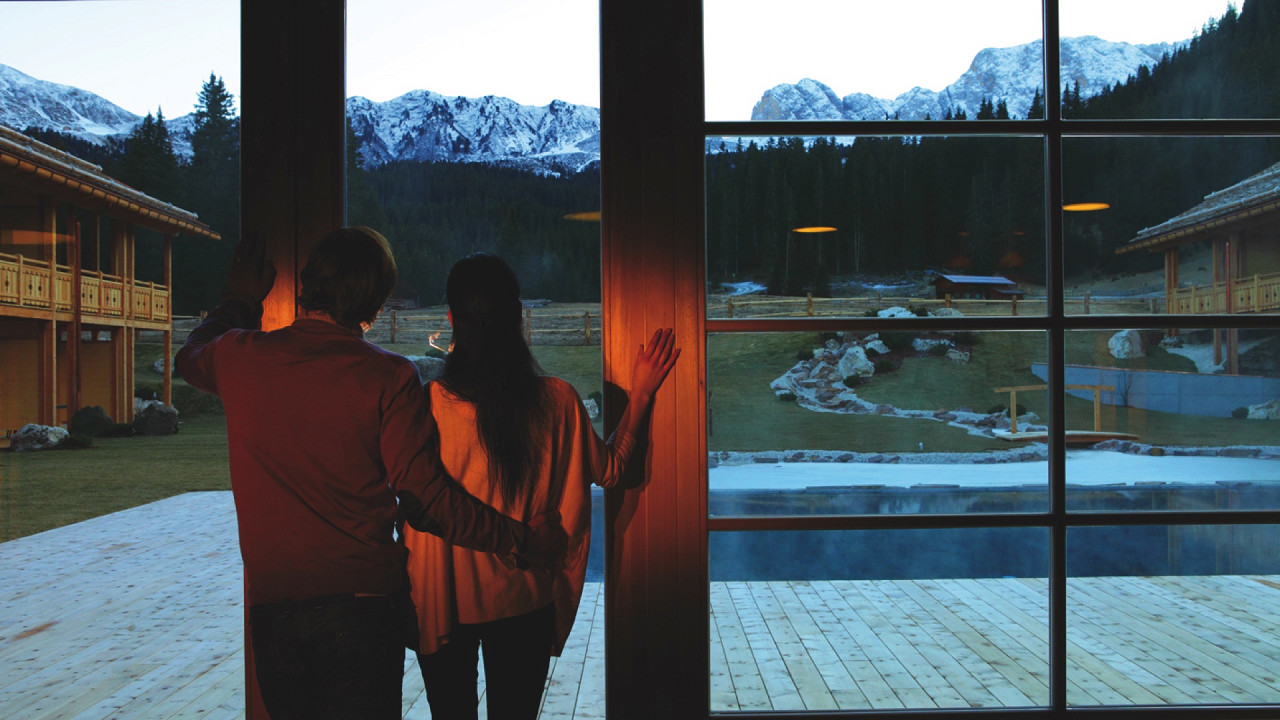 Paar, das Panorama betrachtet Tirler Hotel Seiser Alm