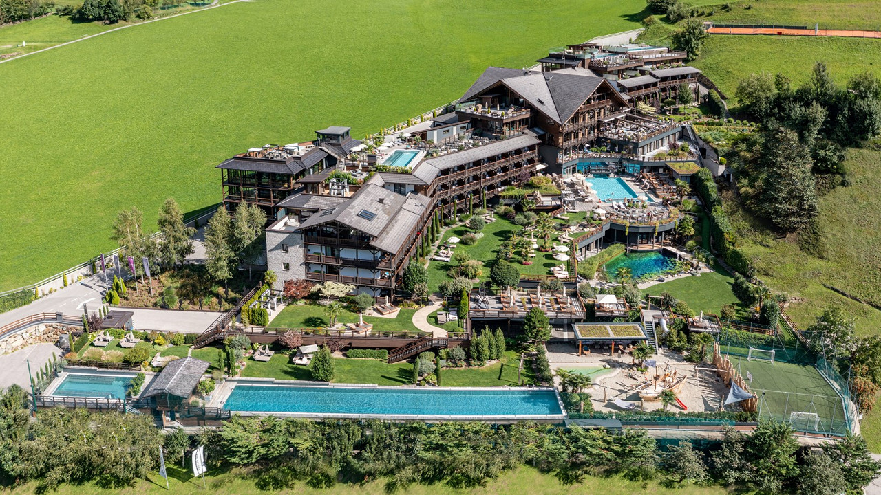 Esterno estivo con piscine Andreus Resorts