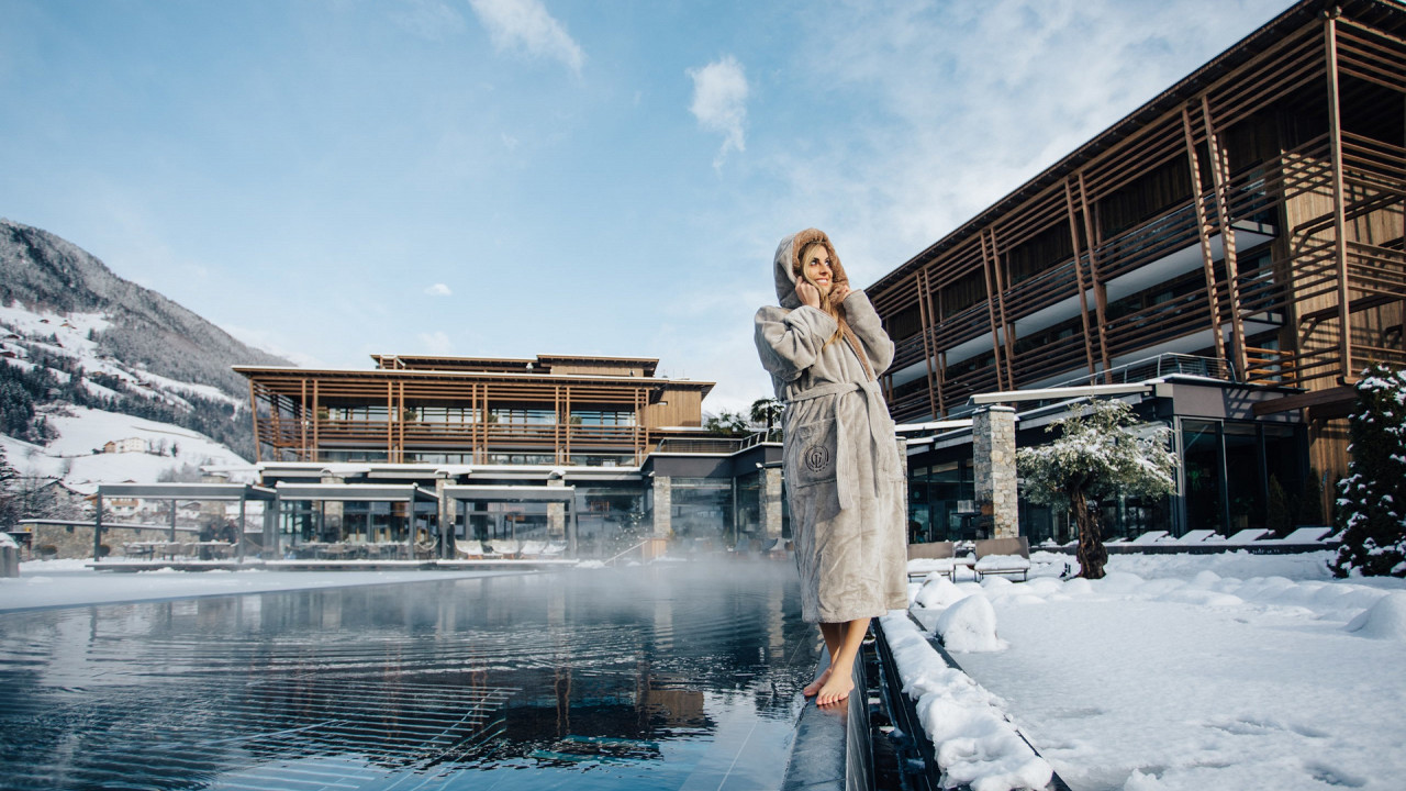 Donna piscina esterna inverno Andreus Resorts