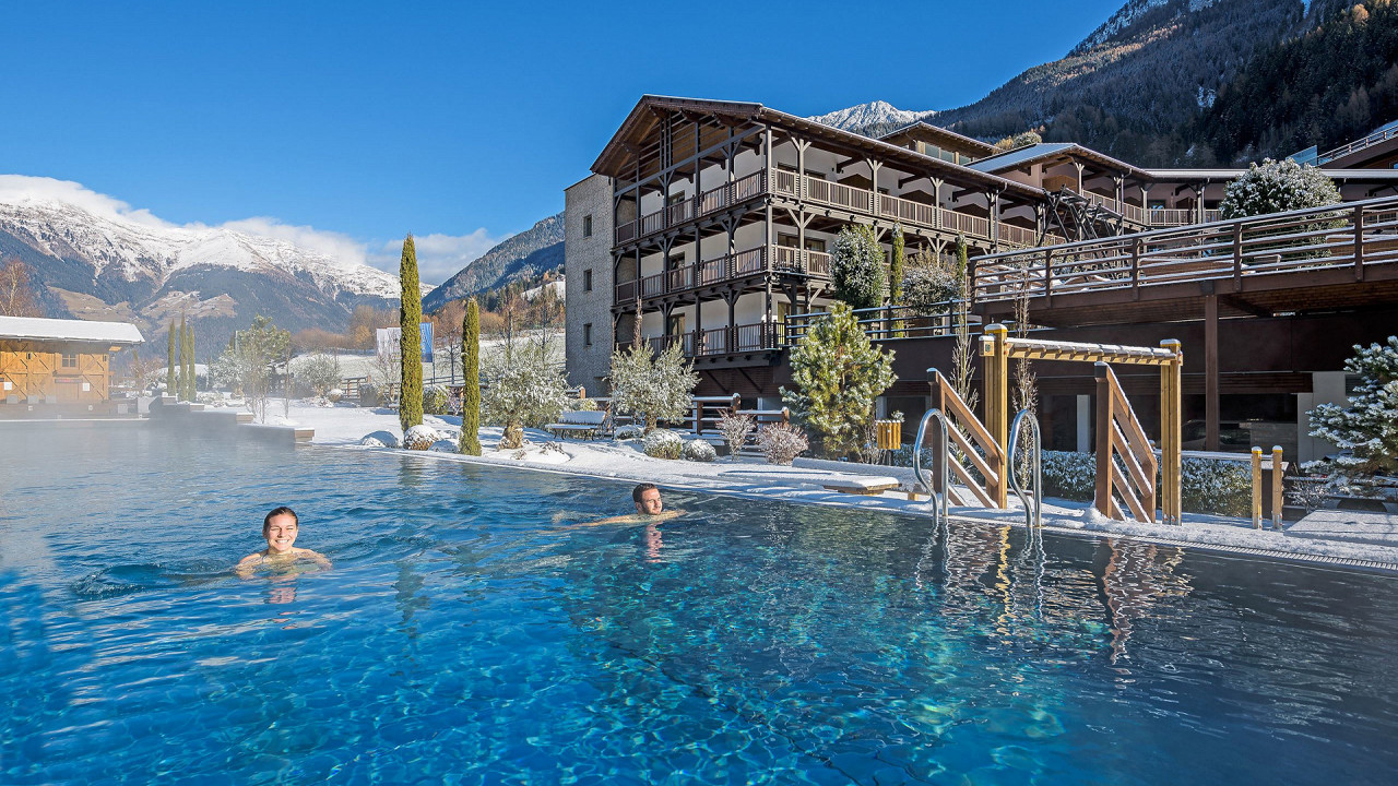 Coppia piscina esterna inverno Andreus Resorts