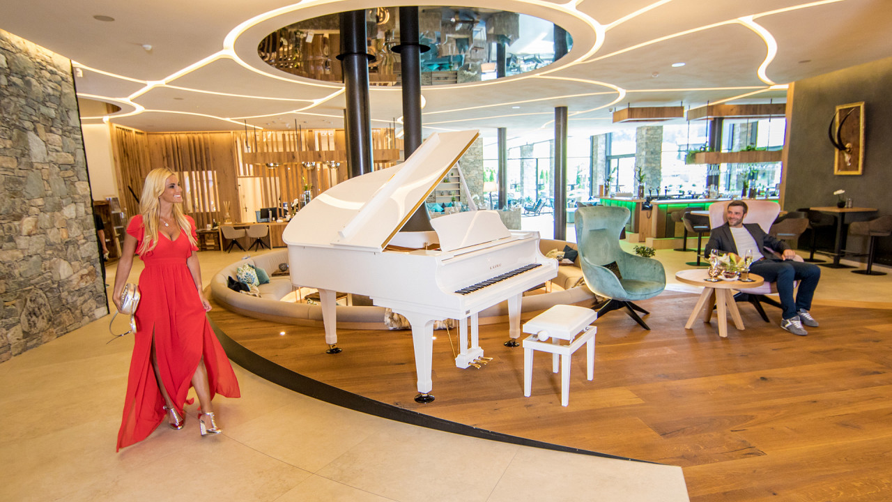 Coppia nella sala lounge Golf Lodge