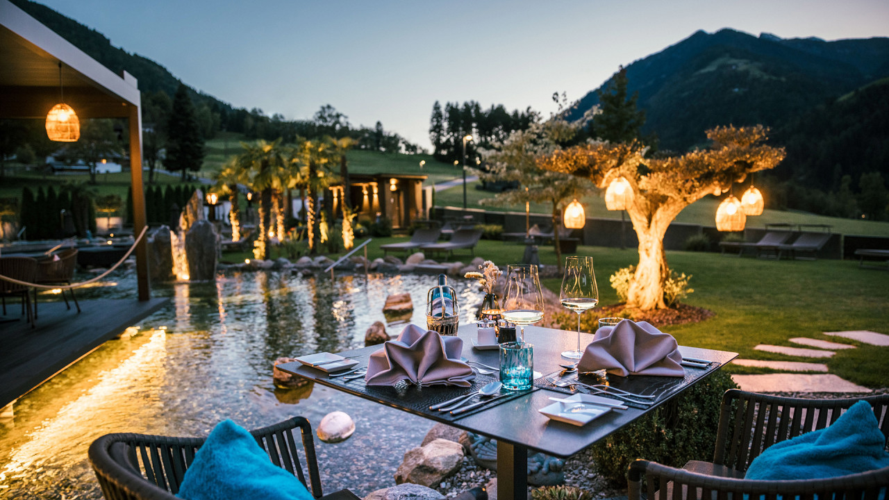 Tavolo vicino lago sera Golf Lodge