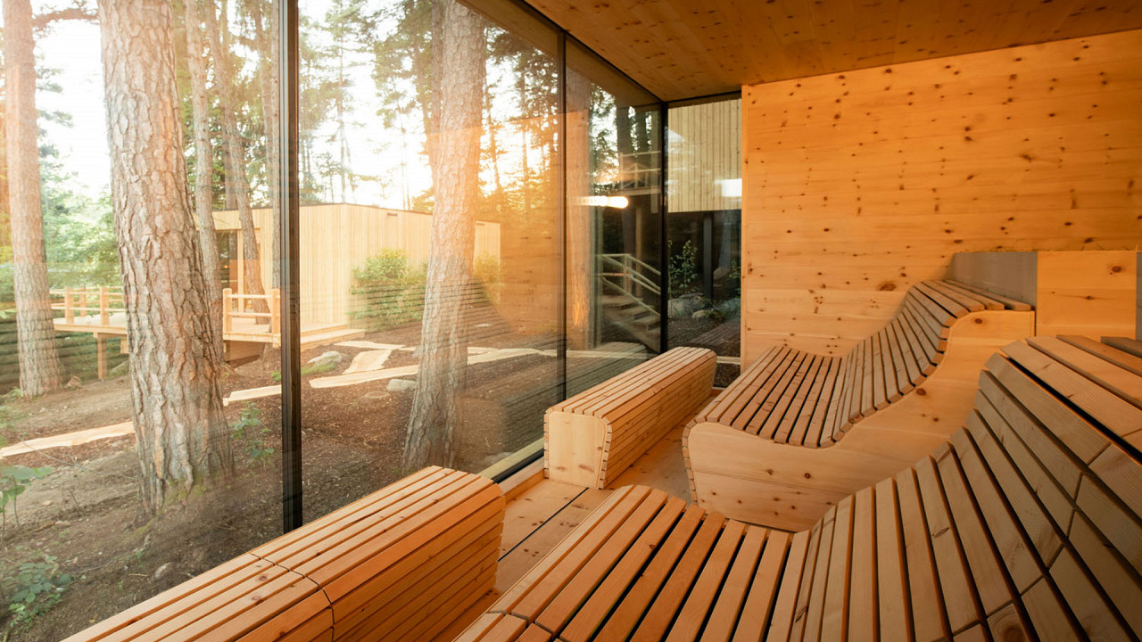 Sauna mit Blick im Sommer Adler Lodge Ritten Renon