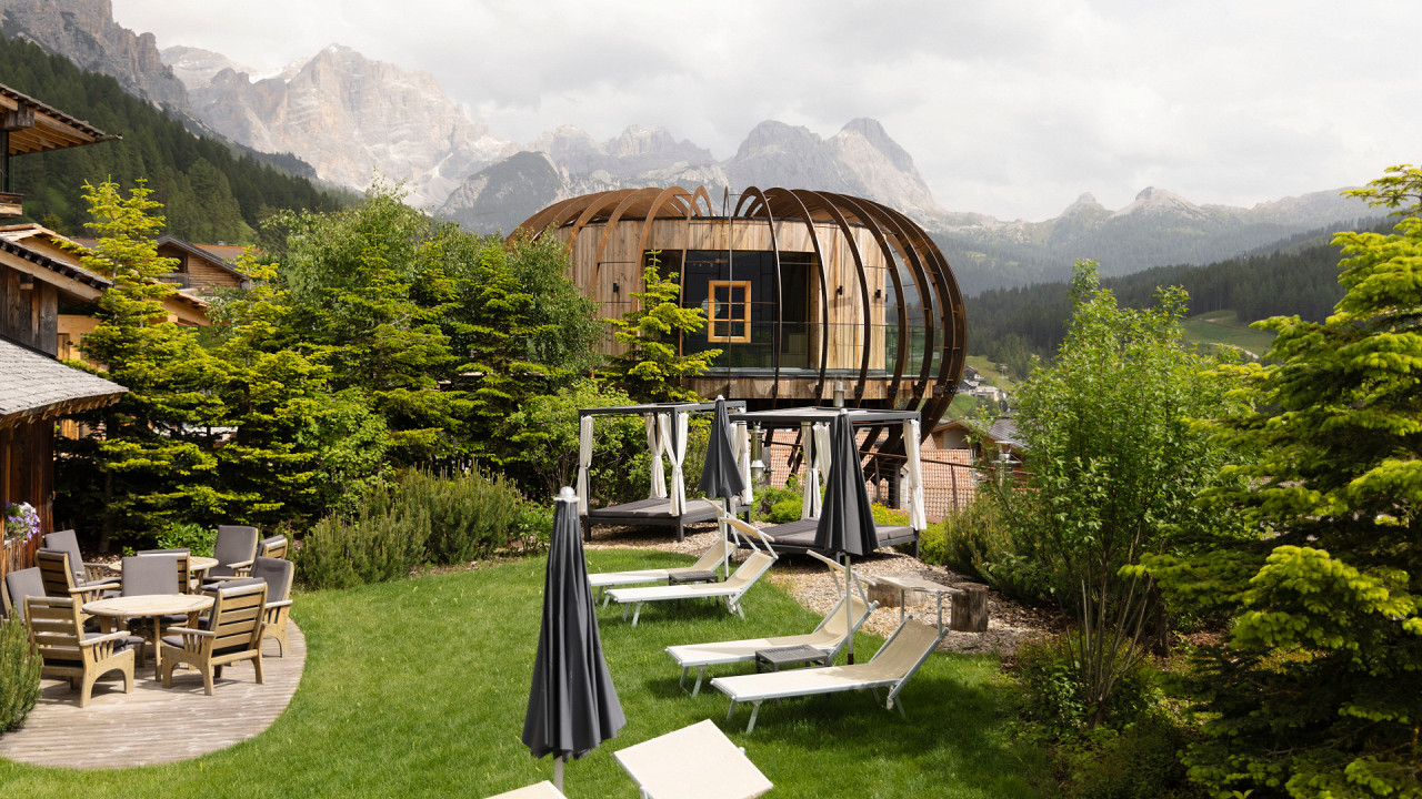Sauna con sdrai in giardino Dolomiti Wellness Hotel Fanes