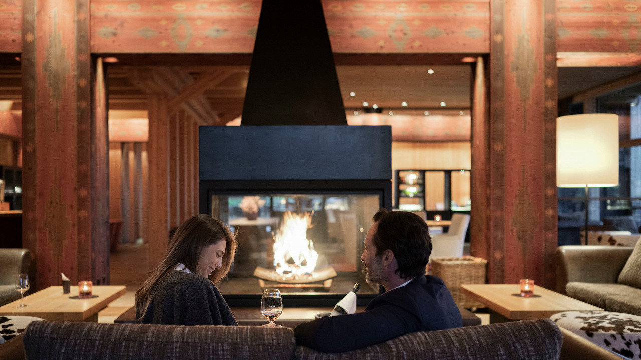 Coppia vicino al cammino Adler Lodge Ritten
