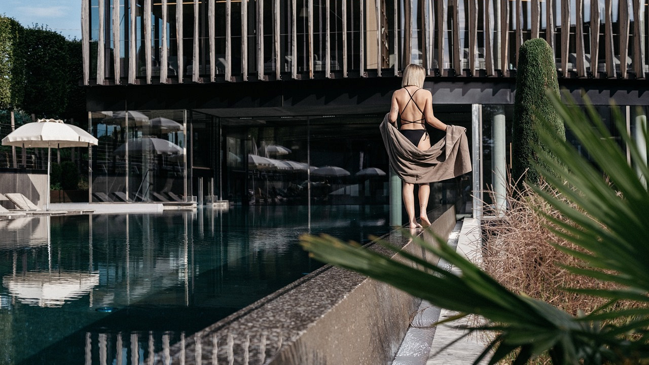donna in costume a bordo piscina lindenhof hotel naturno