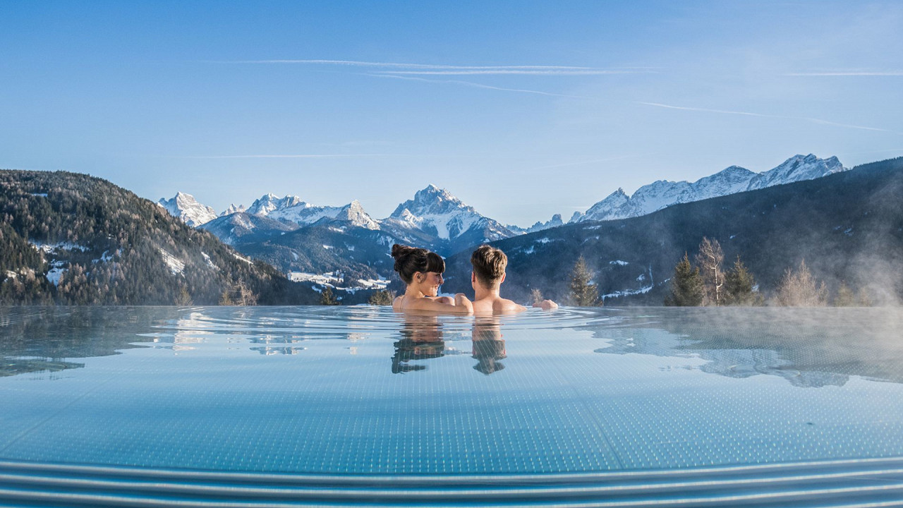 Coppia infinity pool inverno Alpen Tesitin