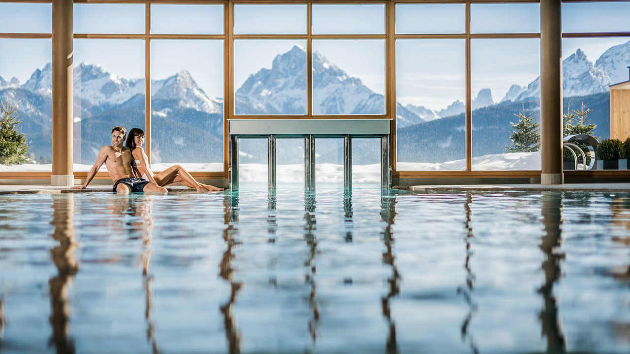 Coppia piscina interna inverno Alpen Tesitin