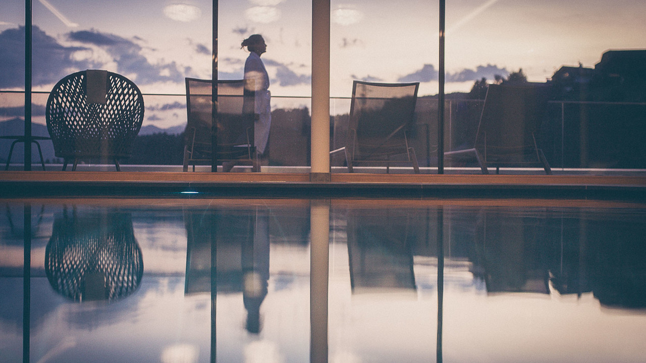 Ragazza piscina interna TERENTNERHOF active lifestyle hotel