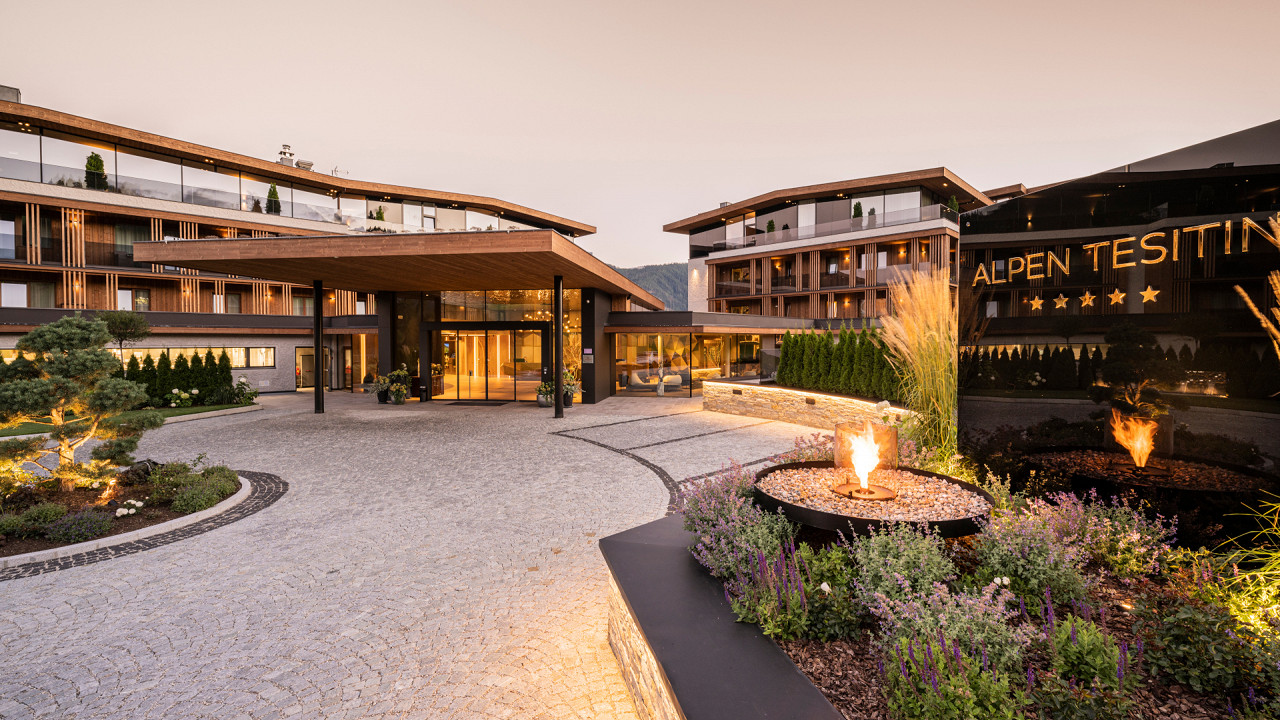 Esterno serale Alpen Tesitin