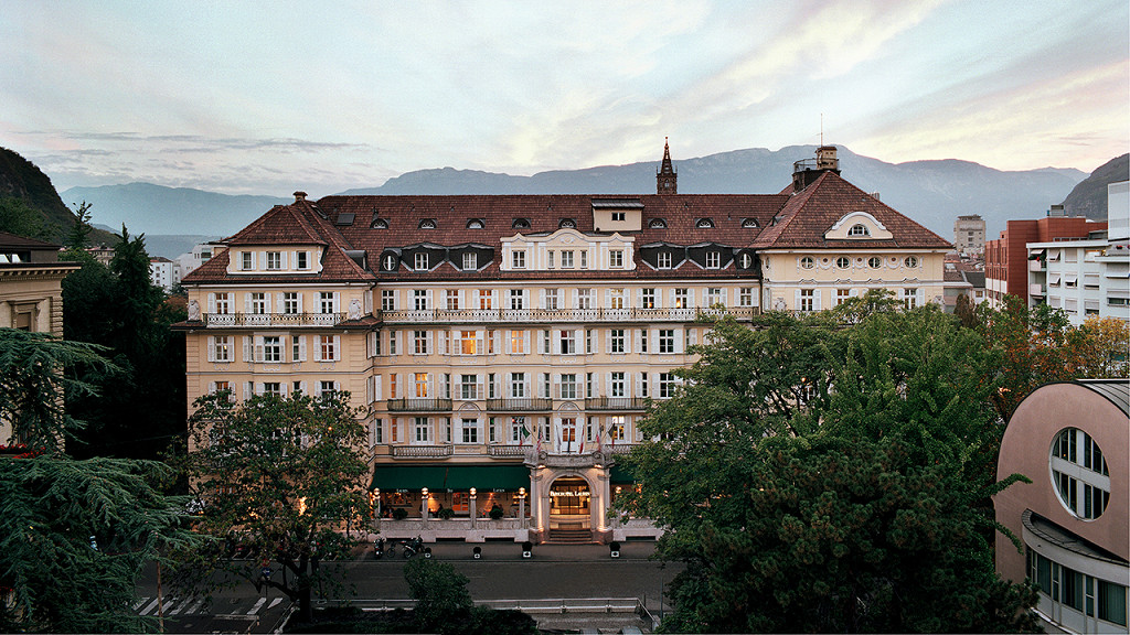 Parkhotel Laurin - cover