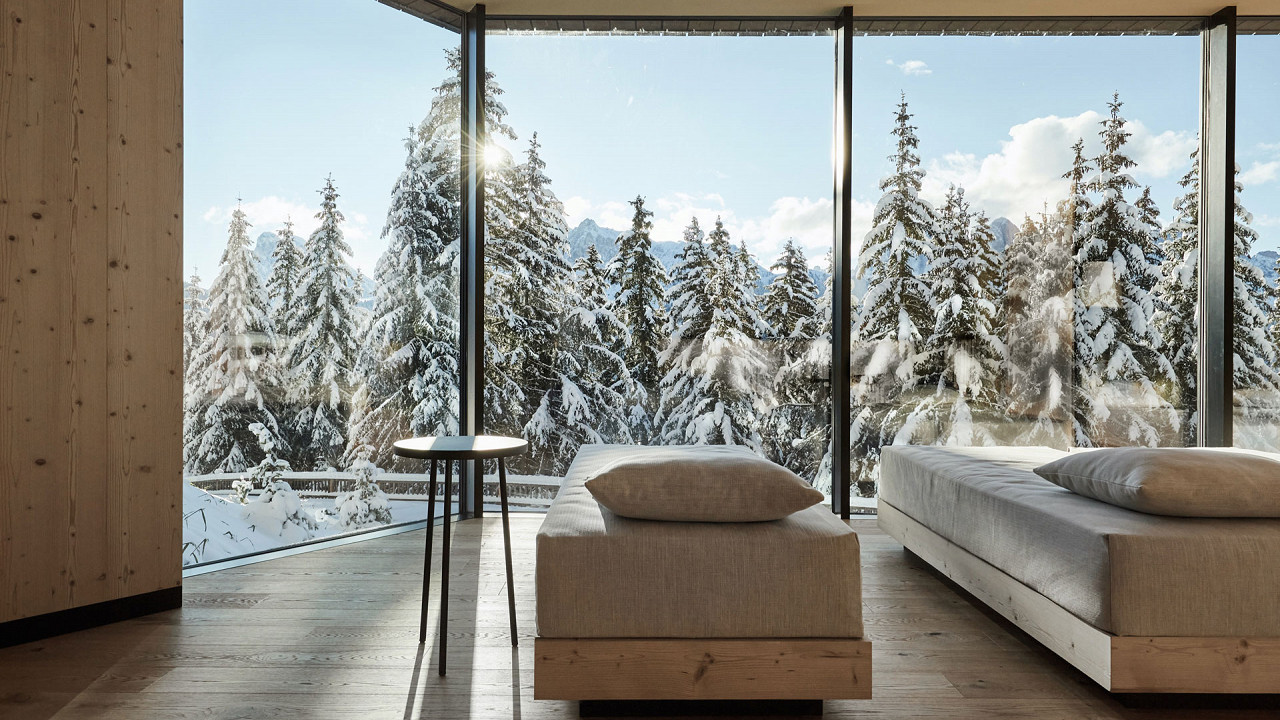 Salle de détente panoramique en hiver Forestis Bressanone