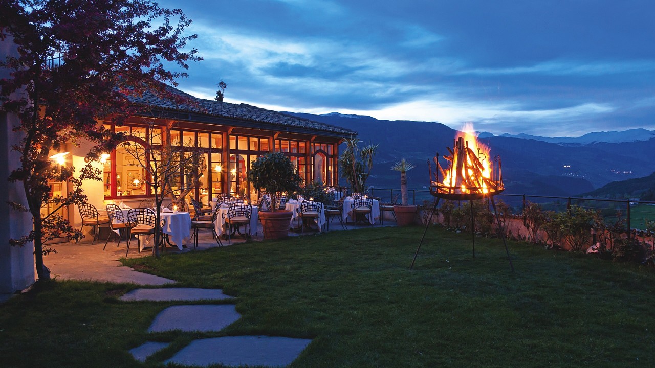 Sommernacht außen Hotel Turm Völs am Schlern