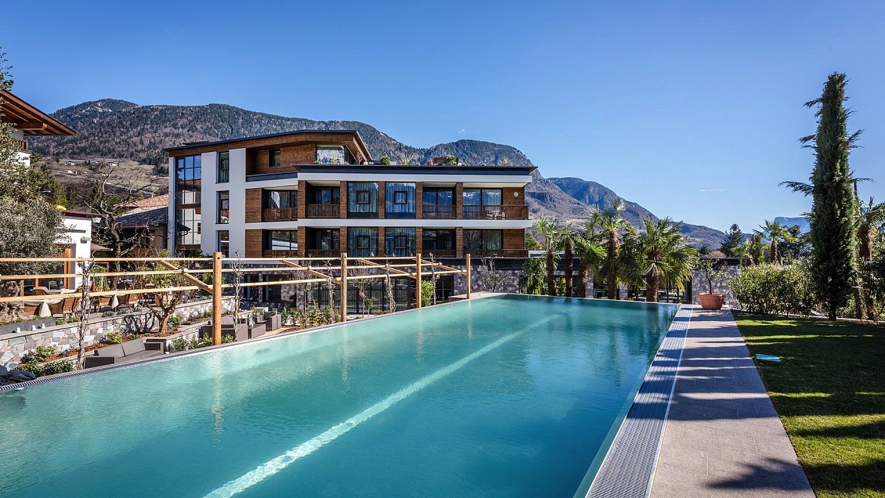 снаружи с бассейном Отель Плантичерхоф Мерано