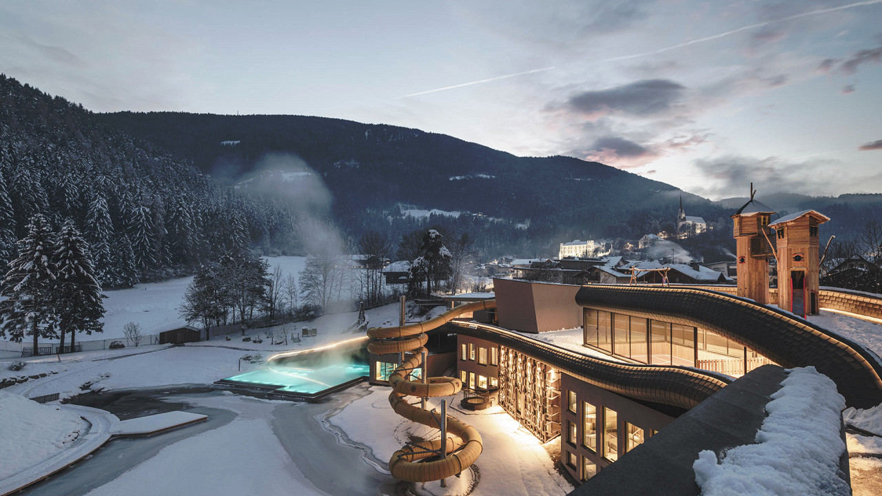 Esterno invernale di sera Falkensteiner Family Resort Lido
