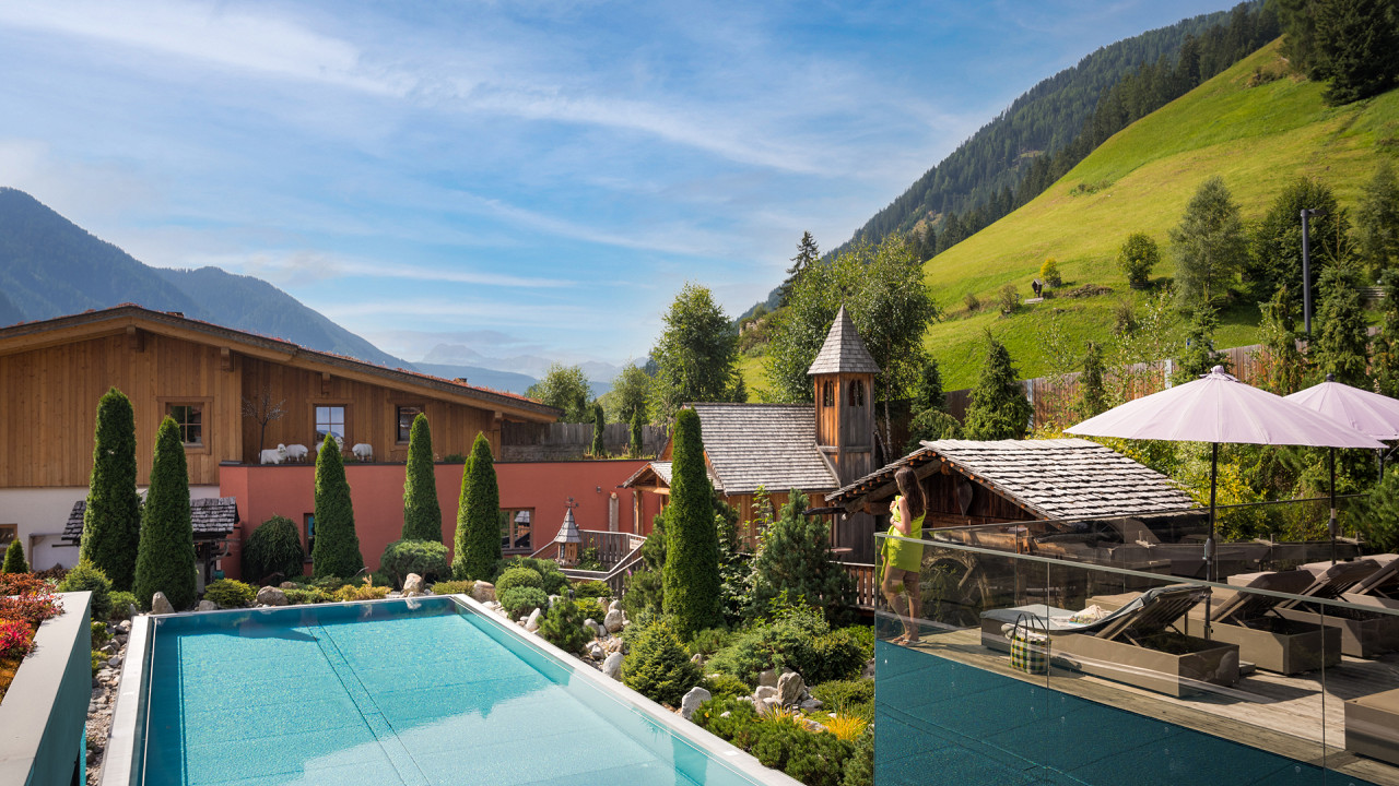 Infinity pool hotel quelle