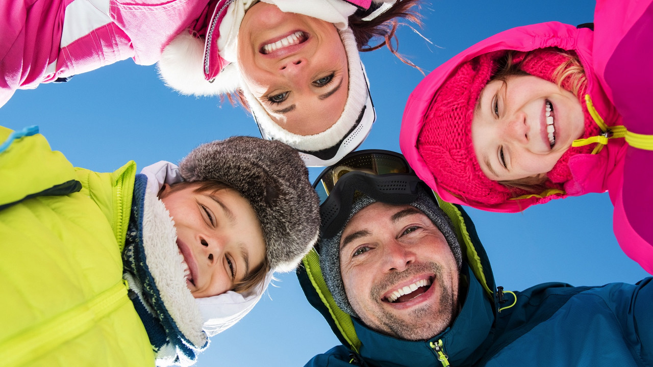 Familie in Skiern gekleidet Tirler Hotel Seiser Alm