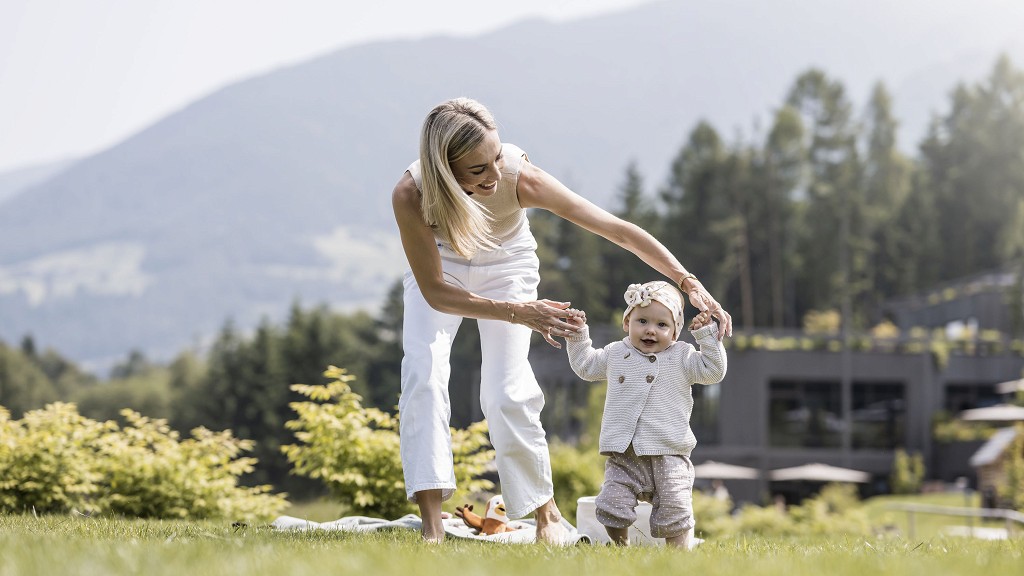 AKI Hello Summer - cover