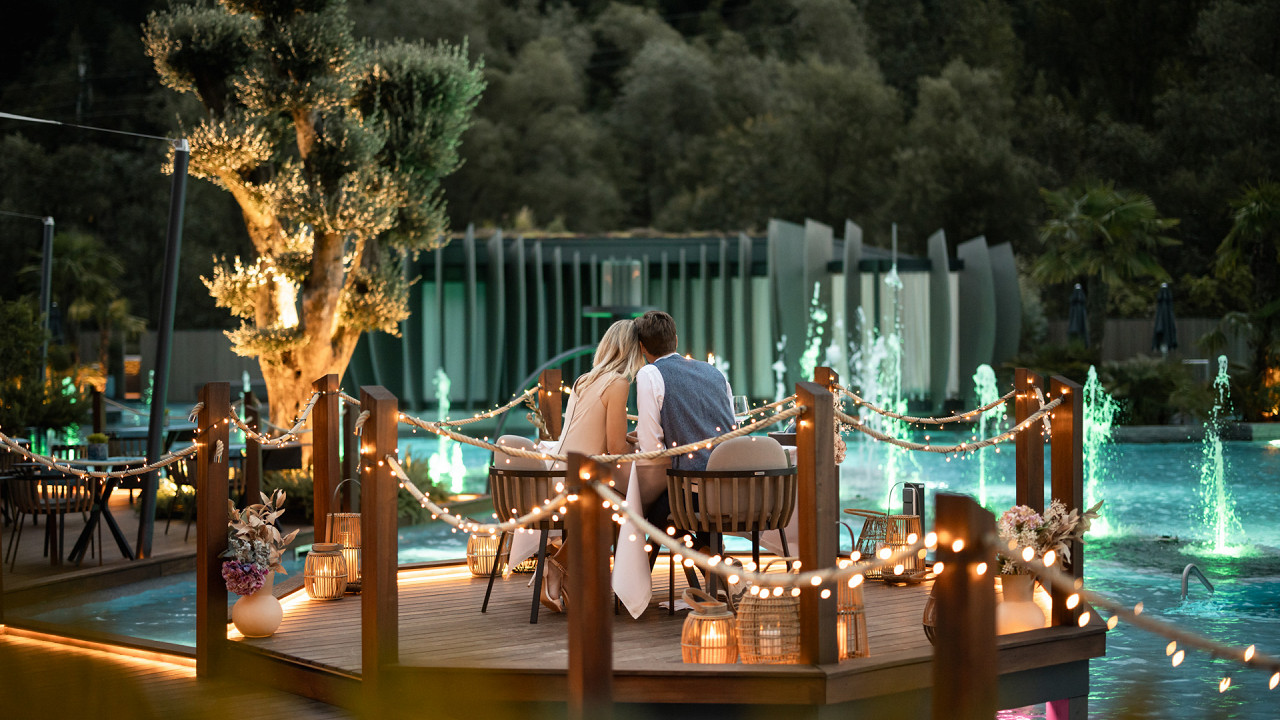 Romantisches Abendessen am Pool - Quellenhof See Lodge
