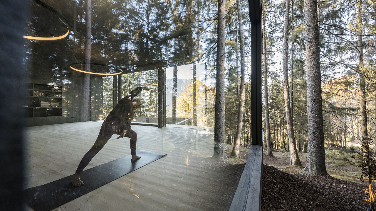 Ragazza che pratica yoga - Aki Family Resort PLOSE