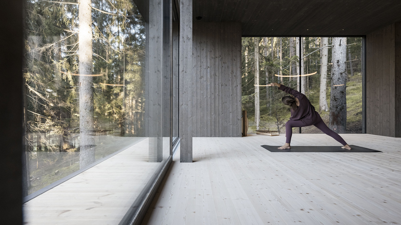 Ragazza che pratica yoga - Aki Family Resort PLOSE