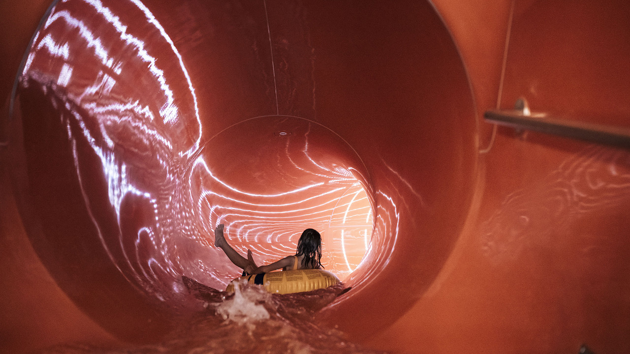 Bambina nello scivolo