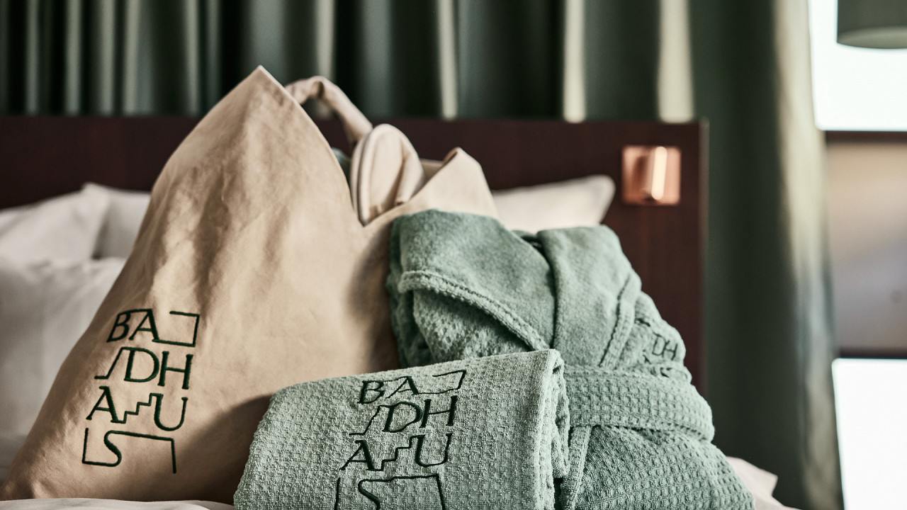 Pooltasche und Bademantel - Boutique Hotel Badhaus