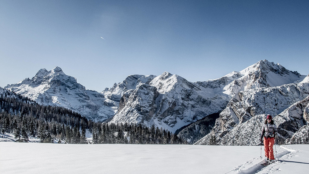 Activity program with instructor and guides - cover