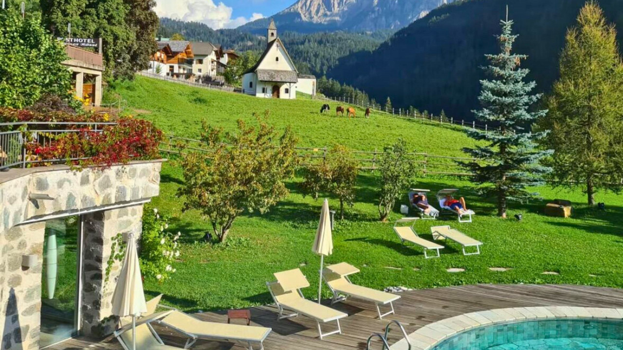 Piscina esterna giardino Romantik Hotel Post****s