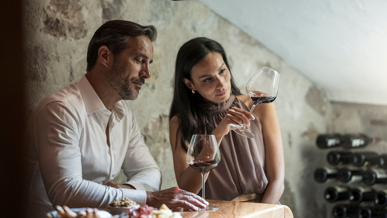 Coppia degustazione vini in cantina ADLER Spa Resort DOLOMITI
