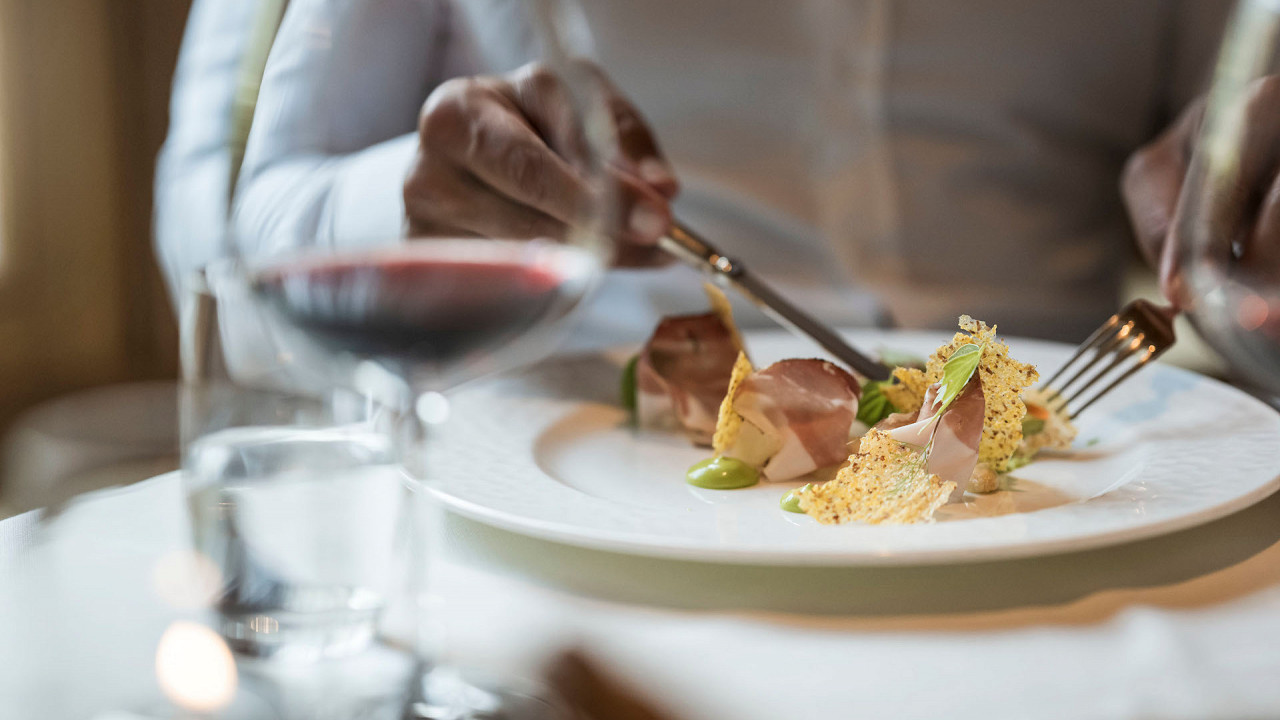 Piatto prosiutto crudo con croste formaggio ADLER Spa Resort DOLOMITI